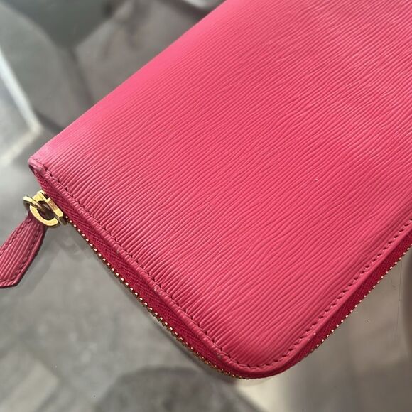 Prada Zip-Around Wallet in Pink Leather, Pristine - Picture 1 of 13